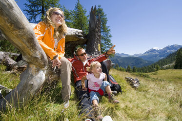 Österreich, Salzburger Land, Ehepaar mit Tochter (6-7) macht eine Pause - HHF01895