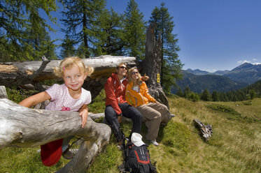 Österreich, Salzburger Land, Ehepaar mit Tochter (6-7) macht eine Pause - HHF01893