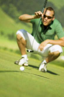 Golfspieler auf dem Platz, hockend - HHF01874