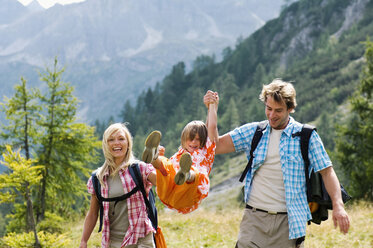 Österreich, Salzburger Land, Paar mit Sohn (8-9) beim Wandern - HHF01807