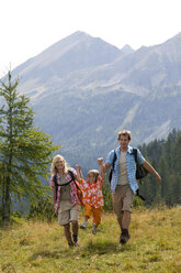 Österreich, Salzburger Land, Paar mit Sohn (8-9) beim Wandern - HHF01806