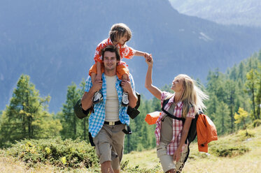 Österreich, Salzburger Land, Paar mit Sohn (8-9) beim Wandern - HHF01804