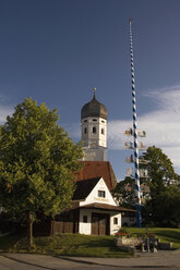 Deutschland, Bayern, Maibaum und Erlingkirche - EKF00925