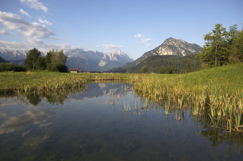 Deutschland, Bayern, See, im Hintergrund die Zugspitze - EKF00924