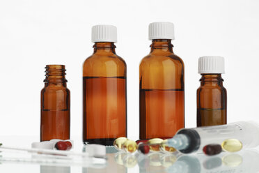 Medizinflaschen, Tabletten, Nahaufnahme - RDF00311