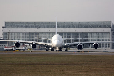 Flugzeug auf der Startbahn - RDF00262