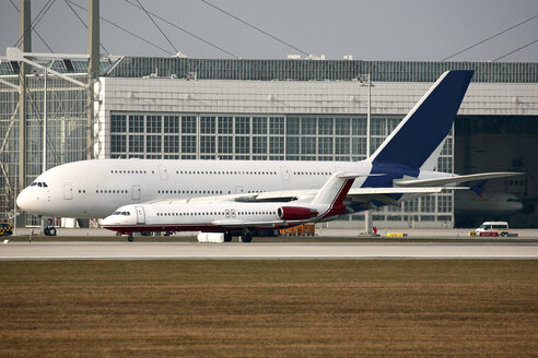 Flugzeuge auf der Startbahn - RDF00261