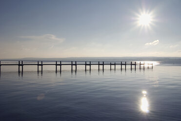 Deutschland, Bayern, Ammersee, Bootssteg - UMF00168