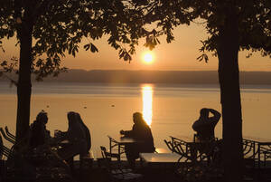 Deutschland, Bayern, Ammersee, Biergarten bei Sonnenuntergang - UMF00167