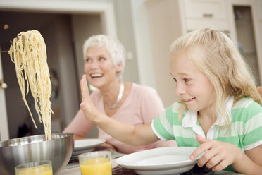 Familie beim Mittagessen zu Hause - HKF00206