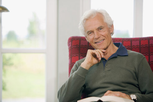 Senior man with book, relaxing, portrait - HKF00168