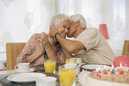 Senior couple embracing, smiling - HKF00156