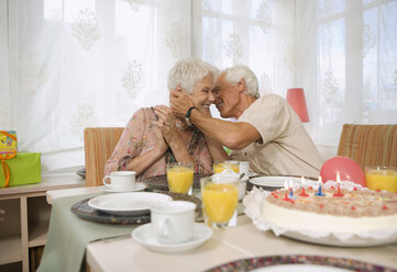 Älteres Paar umarmt sich, lächelnd - HKF00155