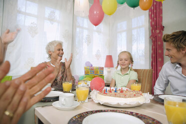 Familie feiert einen Geburtstag - HKF00153