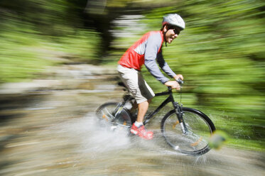 Mountaibiker auf dem Weg - HHF01922