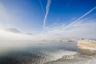 Deutschland, Bayern, See im Winter - FOF00498