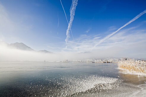 Deutschland, Bayern, See im Winter - FOF00498