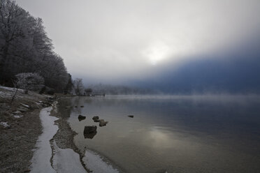 Deutschland, Bayern, Murnau, Verschneiter See - FOF00492