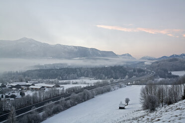 Deutschland, Bayern, Murnau, Schneebedeckte Landschaft - FOF00478