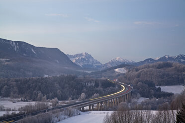 Deutschland, Bayern, Autobahnbrücke mit Berglandschaft - FOF00477