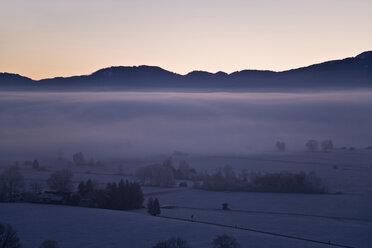 Deutschland, Bayern, Murnau, Schneebedeckte Landschaft - FOF00476