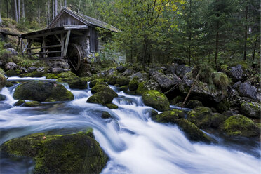 Österreich, Golling, Wasserfall mit Blick auf eine kleine hölzerne Wassermühle. - FOF00474