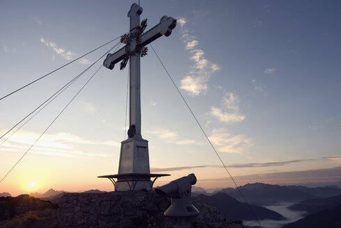 Germany, Bavaria, Wallberg, cross on summit of the moutain - UMF00189