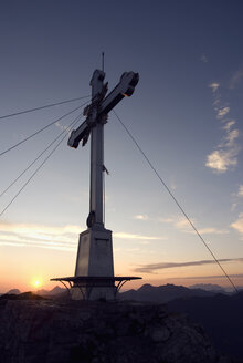 Germany, Bavaria, Wallberg, cross on summit of the moutain - UMF00188