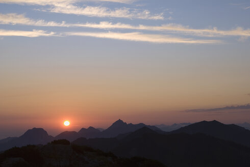 Deutschland, Bayern, Wallberg, Sonnenaufgang - UMF00187