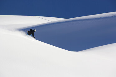 Österreich, Arlberg, Albona, Mann beim Skifahren in den Alpen - MRF01080