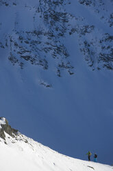 Austria, Arlberg, Albona, Persons cross-country skiing - MRF01076