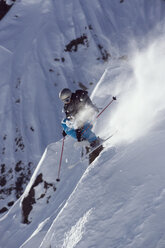 Österreich, Arlberg, Albona, Mann beim Skifahren in den Alpen - MRF01072