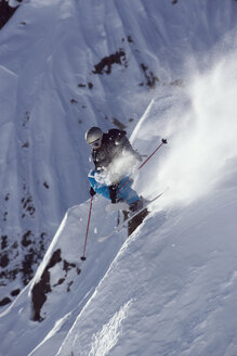 Österreich, Arlberg, Albona, Mann beim Skifahren in den Alpen - MRF01072