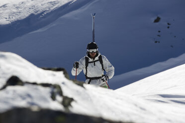 Austria, Arlberg, Albona, Man skiing in Alps - MRF01069