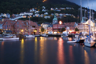 Norway, Bergen, Old Town, harbour at night - GWF00543