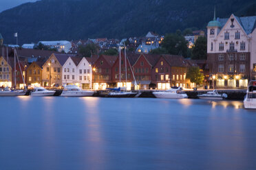 Norway, Bergen, Old Town, harbour at night - GWF00542