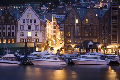 Norwegen, Bergen, Altstadt, Hafen bei Nacht - GWF00541