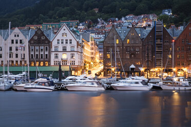 Norway, Bergen, Old Town, harbour at night - GWF00540