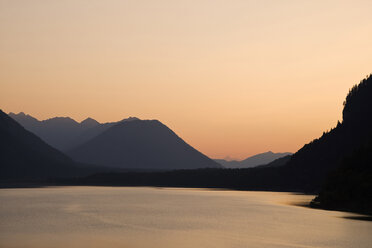 Deutschland, Bayern, Sylvenstein Sonnenuntergang über dem See - FOF00612