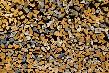 Stacked firewood, close-up. - FOF00604