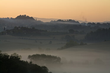 Italien, Toskana, Morgennebel - FOF00571