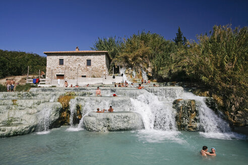 Italien, Toskana, Saturnia, Gruppe von Menschen, die sich in einer heißen Quelle vergnügen - FOF00566