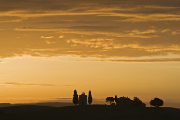 Italien, Toskana, Kapelle und Bauernhof in der Landschaft - FOF00544