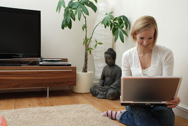 Blonde Frau mit Laptop, Porträt - DKF00160