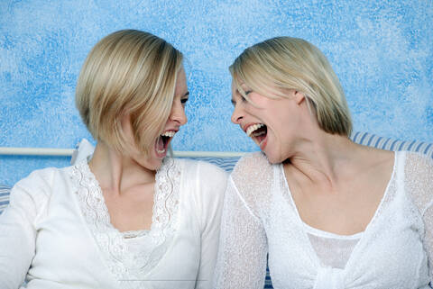 Zwei blonde Frauen beim Herumalbern, Porträt, lizenzfreies Stockfoto