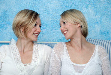 Zwei blonde Frauen, Porträt - DKF00141