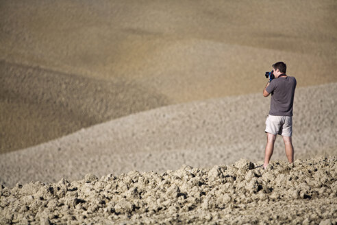 Italy, Tuscany, Man taking a picture - FOF00642