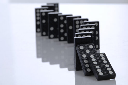 Fallende Reihe von Dominosteinen - ASF03562