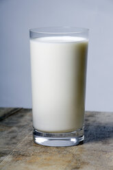 Glass of milk, close up - TCF00563