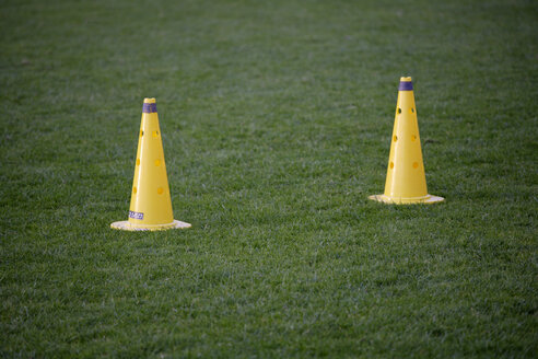 Gelbe Kegel auf dem Fußballplatz - TCF00517